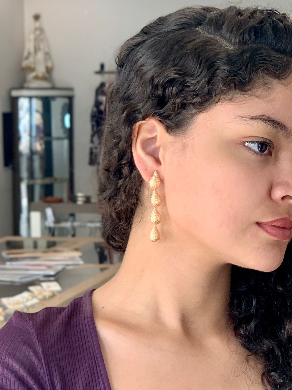 MAXI BRINCO DOURADO TEXTURIZADO